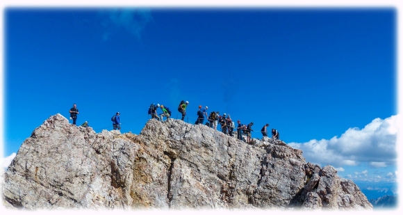 Wanderung wie auf einem Gebirgsgrat als Unternehmer, Führer, Kollege, Coach, Trainer und Freund